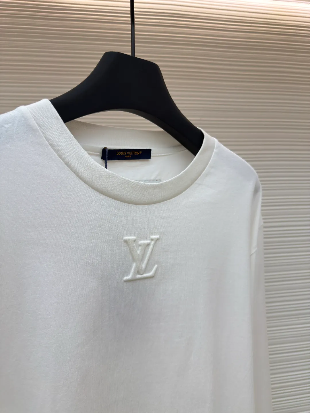 LOUIS VUITTON dark pattern embossed long sleeves ●Authentic product: purchased and developed for 6800 ●Item number: 1680162-A20 ●Fabric: pure cotton fabric ●Technology: embossed production ●Version: fitted version ●Weight: about 285 grams ●Size: XS-S-M-L ●Description: The fabric is made of 40s double-stranded long-staple cotton yarn plain weave dust-etched wool technology, and the finished fabric is passed through a mercerizing machine to increase the gloss of the fabric. It is matched with 32s double-stranded cotton cover silk cylindrical open-width rib front panel for stamping and filling process. After low-temperature stamping, the inside is filled with 3.5-mile thick sponge. The sponge is cut by laser burning to create the pattern. The bottom surface is directly sealed with low-temperature hot melt glue at 80°C through an integrated operation. The bottom material is machine washable. The overall routing is straight and delicate, the fabric is comfortable and soft, the color is consistent and there is no color difference, it can be matched with the same style to create a fashionable look, and can be used in various occasions, customized accessories, complete with three standards, the same style for men and women!